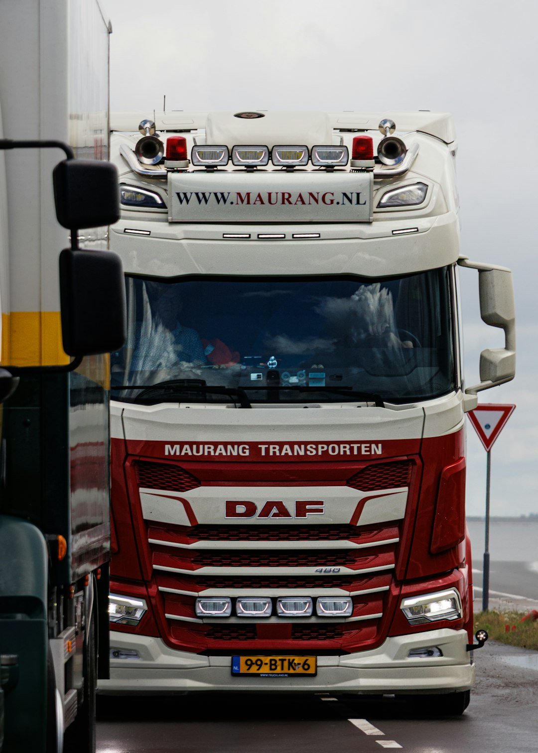 front-view-of-a-white-and-red-daf-truck-q6xvehtdtao
